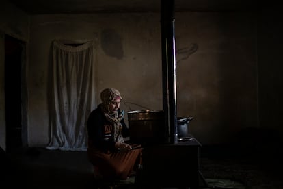 Amina, refugiada siria en el norte del Líbano, calienta el agua con una estufa en casa.