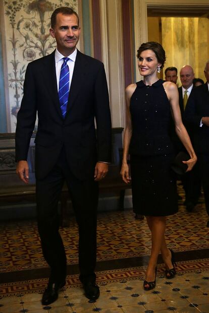 Así llegaron los Reyes al encuentro con el Comité de Relaciones Exteriores del Senado. Doña Letizia brilló la noche de su cumpleaños con un bonito vestido negro.