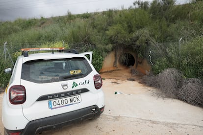 Un vehículo de operarios de seguridad de Adif en unos de los puntos de la provincia de Toledo donde se robó ayer domingo el cobre en la línea de alta velocidad Madrid-Sevilla.