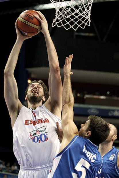 Pau Gasol entra a canasta con la oposición del jugador serbio.