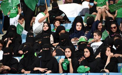 Mujeres saud&iacute;es, en un estadio, por vez primera, en Riad el pasado 23 de septiembre. Hasta entonces lo ten&iacute;an prohibido.