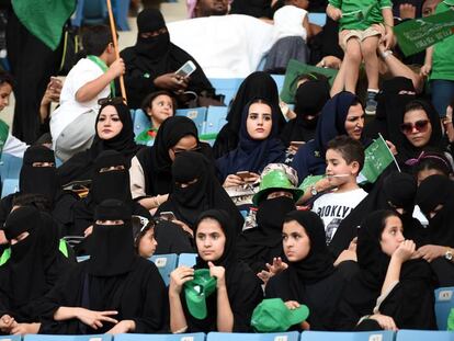 Mujeres saud&iacute;es, en un estadio, por vez primera, en Riad el pasado 23 de septiembre. Hasta entonces lo ten&iacute;an prohibido.
