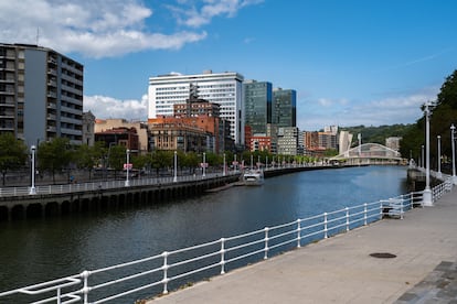 El Paseo de Uribitarte, en Bilbao, con el puente Zubizuri al fondo, el 30 de julio de 2019.