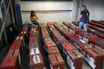 Trabajadores electorales preparan material de votación para la segunda vuelta de las elecciones presidenciales del domingo, en Montevideo.