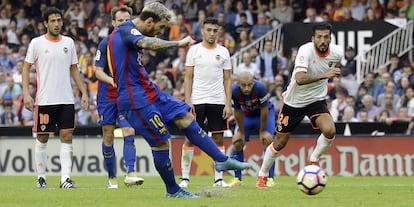 Lionel Messi, durante en el juego del Barcelona contra el Valencia. 