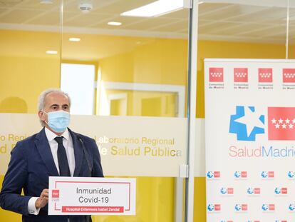 El consejero de Sanidad de la Comunidad de Madrid, Enrique Ruiz Escudero, en el laboratorio Regional de Salud Pública, Hospital Enfermera Isabel Zendal.