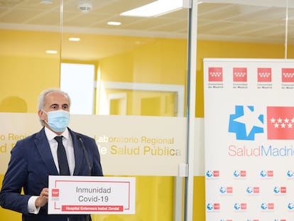 El consejero de Sanidad de la Comunidad de Madrid, Enrique Ruiz Escudero, en el laboratorio Regional de Salud Pública, Hospital Enfermera Isabel Zendal.