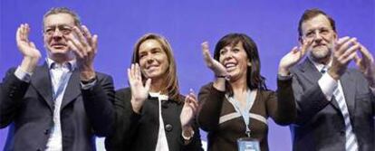 Alberto Ruiz-Gallardón, Ana Mato, Alicia Sánchez-Camacho y Mariano Rajoy, en la clausura de la convención del PP en Barcelona.