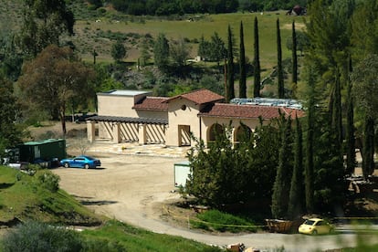La iglesia del actor es un templo dedicado al rito tridentino: a la misa en latín pre-1962, a los curas de espaldas, al silencio litúrgico con ecos gregorianos y a la convicción de que Dios probablemente no entiende inglés.