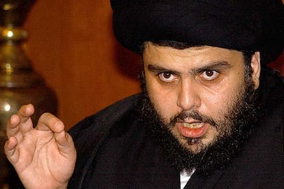 El líder radical chií Muqtada al-Sadr, que aglutina a centenares de miles de seguidores de su padre, ha comparecido ante los medios de comunicación en Damasco (Jordania) para denunciar los ataques a varias mezquitas de la mayoría religiosa a la que pertenece, y espcialmente el que ha destruido la cúpula dorada del santuario de Samarra.