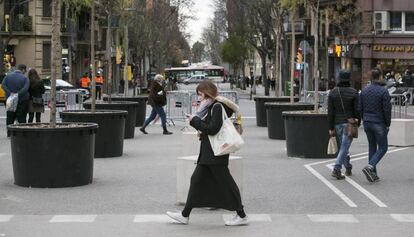 Una joven pasea por el cruce de las calles Marina y Mallorca, junto a la Sagrada Familia.
