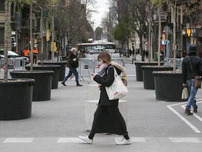 Una joven pasea por el cruce de las calles Marina y Mallorca, junto a la Sagrada Familia.