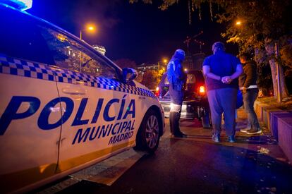 Pedraza habla con el conductor de un coche que Elías está registrando.