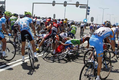 Una de las caídas masivas que sufrió ayer el pelotón durante la carrera.