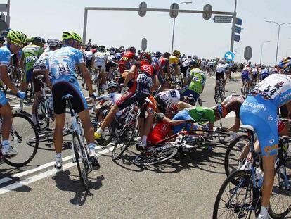 Una de las caídas masivas que sufrió ayer el pelotón durante la carrera.