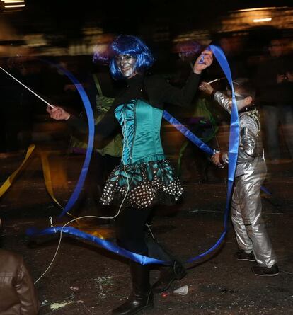 El desfile se compone de dieciocho carrozas, incluye 30 figuras en cartón piedra tradicional, cuenta con la participación de grupos de teatro de calle y con música de todo el mundo. En la imagen un momento de la cabalgata nocturna.