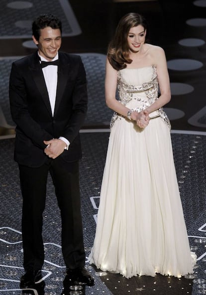 Anne Hathaway, con un Givenchy blanco, en un momento de la presentación de los Oscar de 2011. 'El discurso del rey' fue nombrada mejor película.