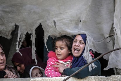 La hija y hermana de Khaled Quider, miembro de las Brigadas Salahedin, lloran durante su funeral en la localidad de Jan Yunis, en el sur de la franja de Gaza. Miles de personas asistieron hoy a los funerales en Gaza de los siete milicianos palestinos que murieron en un intercambio de fuego con una unidad de élite del Ejército israelí infiltrada en Gaza.