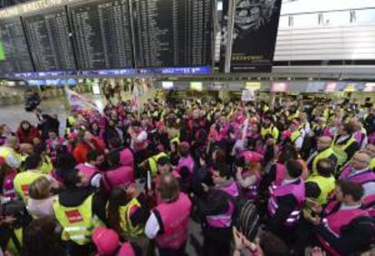 Vista del interior de la terminal de salidas del aeropuerto de Fráncfort (Alemania) hoy, viernes, en el que un millar de personas permanecen a la espera mientras la huelga de seguridad colapsa el aeropuerto.