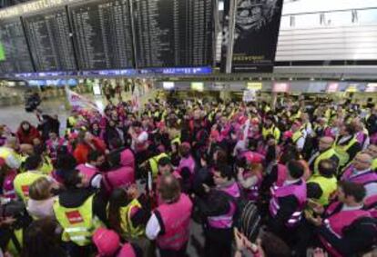 Vista del interior de la terminal de salidas del aeropuerto de Fráncfort (Alemania) hoy, viernes,   en el que un millar de personas permanecen a la espera mientras la huelga de seguridad colapsa el aeropuerto.