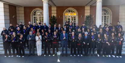 El presidente del Gobierno, Pedro Sánchez (centro), posa con la selección española de fútbol femenino, este jueves, en el palacio de la Moncloa.