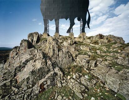 El toro de Osborne contempla la meseta desde unos riscos en León