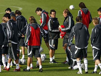 Capello charla con Toni Grande (en el centro) durante el entrenamiento de ayer.