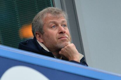 Roman Abramóvich observa un partido del Chelsea contra el Manchester City en la Liga Inglesa.