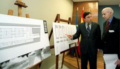 El consejero Serafín Castellano y Santiago Grisolía en la presentación del proyecto del Centro de Alta Tecnología Científica.