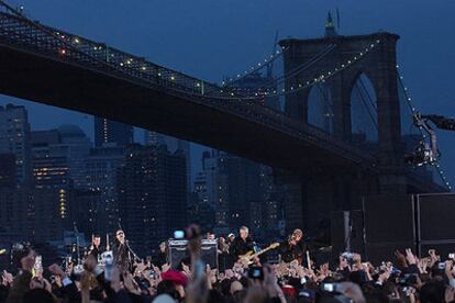 La <i>gira</i> neoyorquina de U2, el lunes, a su paso por el Fulton Ferry State Park.