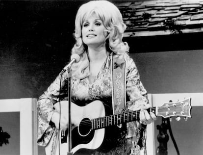 Dicen de ella que es una de las pocas cosas que une a un pas tan dividido como Estados Unidos. Desde que en 1973 se alz como reina del country con su memorable 'Jolene', Dolly Parton ha luchado incansablemente para convertirse en la artista y compositora respetada que es hoy en da y rompiendo, adems, con todos los prejuicios y estereotipos que durante a?os la adscribieron al meme de rubia tonta y explosiva. Su influencia es tal que ms de medio siglo despus de su debut la mismsima Beyonc ha versionado Cno sin polmicaC su gran clsico, pero, si hablamos sobre sucesoras, la cosa est muy clara