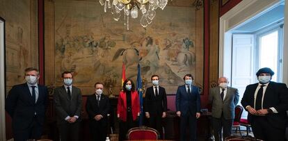 El presidente del PP, Pablo Casado, junto a los presidentes autonómicos y representantes de las Comunidades Autónomas del PP que han acudido a Senado.