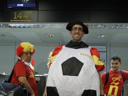 Tres aficionados a punto de embarcar hacia Johanesburgo.