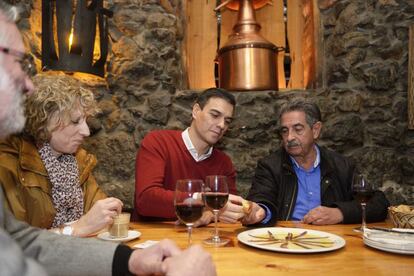 El secretario general del PSOE, Pedro Sánchez, degusta anchoas con el presidente de Cantabria, Miguel Ángel Revilla.
