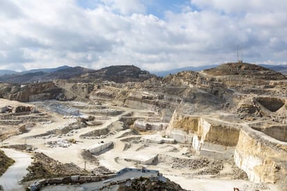 Vista de la cantera de Macael, desde el mirador de Cosentino.