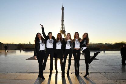 Lily Aldridge, Adriana Lima, Jasmine Tookes, Elsa Hosk, Josephine Skriver y Alessandra Ambrosio, ante la torre Eiffel.