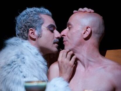 Kev de la Rosa y Jesús Barranco. en una escena de la obra.