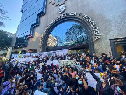 Estudiantes y docentes se manifiestan afuera del Conacyt, en enero de 2022.