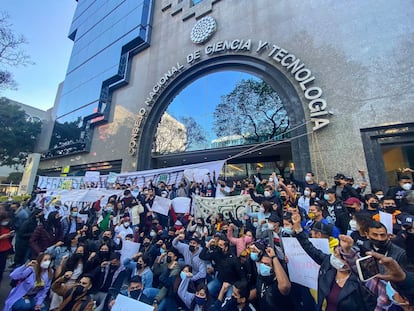 Estudiantes y docentes se manifiestan afuera del Conacyt, en enero de 2022.