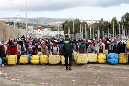 Porteadoras en el paso de Barrio Chino en Melilla esperan la orden de la Guardia Civil para cruzar con los fardos a Marruecos.