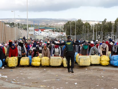 Porteadoras en el paso de Barrio Chino en Melilla esperaban la orden de la Guardia Civil para cruzar a Marruecos, en diciembre de 2019.