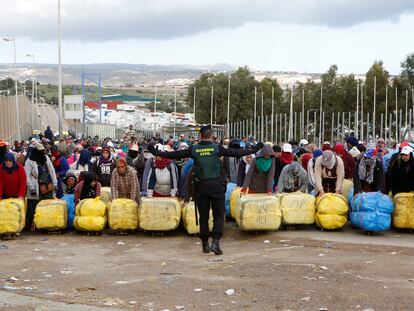 Porteadoras en el paso de Barrio Chino en Melilla esperan la orden de la Guardia Civil para cruzar con los fardos a Marruecos.