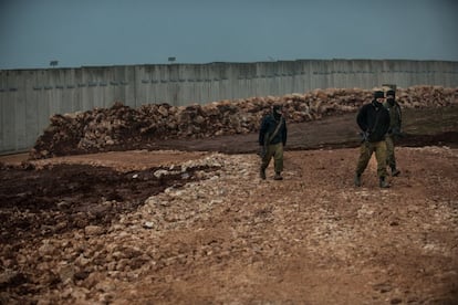 Tropas del Ejército de Israel en el muro de separación en la frontera de Líbano cerca de Metula.