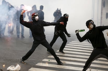 Los manifestantes han lanzado botellas y otros objetos contra la policía durante los disturbios que se han producido este viernes en una manifestación en contra de la inauguración de la Exposición Universal.