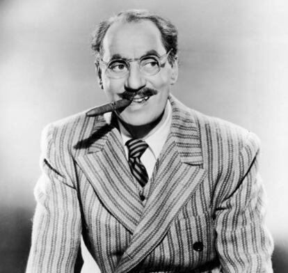 No está claro cuándo pronunció el genial Groucho esta frase, ni siquiera si la pronunció, pero le pega todo, dada su brillantez. Algunos estudiosos de las que se dedican a verificar citas sostienen que es un chiste del siglo XIX que seguramente el cómico estadounidense escuchó y adoptó. El caso es que el dicho adorna hoy en día hasta camisetas, e ilustra a la perfección el cinismo que en ocasiones domina la política. En la imagen, Groucho Marx, su puro y su bigote, en 1945.