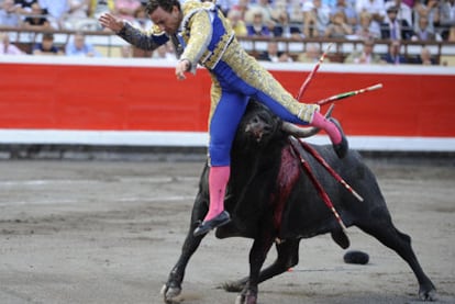 Rafaelillo, cogido por su primer toro.