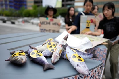 Manifestantes colocan muñecos que recrean peces radiactivos durante la protesta frente a la Embajada de Japón en Seúl (Corea del Sur), este jueves.