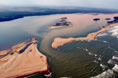 Handout picture released on November 23, 2015 by Espirito Santo State Press Office showing an aerial view of the Rio Doce  --which was flooded with toxic lama after a dam owned by Vale SA and BHP Billiton Ltd burst early this month-- flowing into the Atlantic Ocean in Regencia Village, coast of Espirito Santo State, Brazil, on November 21, 2015.   AFP PHOTO/Espirito Santo State Press Office/FRED LOUREIRO     RESTRICTED TO EDITORIAL USE - MANDATORY CREDIT "AFP PHOTO/Espirito Santo State Press Office/FRED LOUREIRO" - NO MARKETING NO ADVERTISING CAMPAIGNS - DISTRIBUTED AS A SERVICE TO CLIENTS