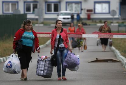Refugiadas ucranianas atraviesan la frontera ucraniana dirección Rusia.
