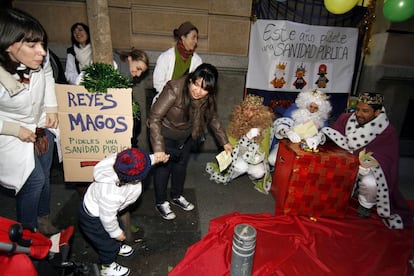 Personal sanitario vestidos de los "Tres Reyes Magos" como protesta por la segunda jornada de huelga de la sanidad de la Comunidad de Madrid.